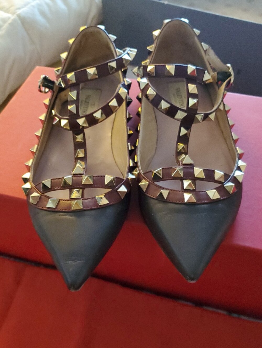Valentino Garavani Black & Burgundy Rockstud Pointed Flats - Picture 7 of 8
